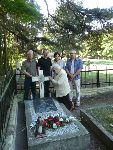 Cmentarz wojenny w Budach Starych, 20 wrzenia 2009. Regina Gawowicz z dziemi podczas drugiej wizyty na grobie ojca.
